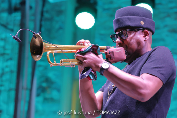 Marcus Miller: We Want Miles! (61 Jazzaldia 2026. Donosti. 2026-07-25) Por José Luis Luna Rocafort [INSTANTZZ AKA Galería fotográfica AKA Fotoblog de jazz, impro… y algo más] - Tomajazz - Marcus Miller: We Want Miles! actuó en el 61 Jazzaldia 2026. José Luis Luna Rocafort lo retrata en INSTANTZZ. Con