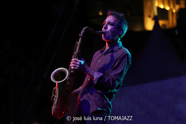 Antoni Marí Sextet (38 Eivissa Jazz Festival. 2026-09-04) Por José Luis Luna Rocafort [INSTANTZZ AKA Galería fotográfica AKA Fotoblog de jazz, impro… y algo más] - Tomajazz - Antoni Marí Sextet actuó en el 38 Eivissa Jazz Festival 2026. José Luis Luna Rocafort lo retrata en INSTANTZZ. Con Antoni Marí, Oriol Vallés, Gabriel Amargant, Guillaume Coulbois, Ot Granados, Rubén Bueno