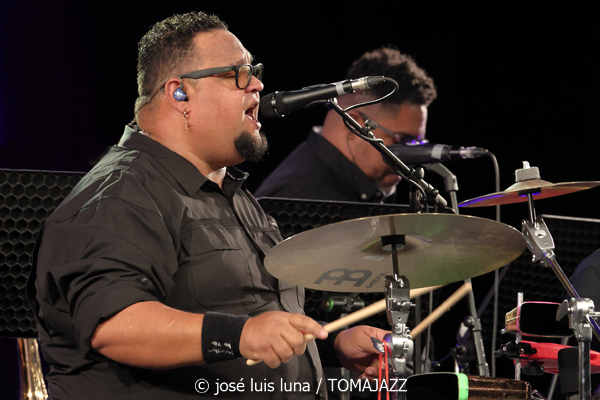 Rubén Blades con Roberto Delgado Big Band (49 Festival de Jazz de Vitoria-Gasteiz 2026. 2026-07-17) Por José Luis Luna Rocafort [INSTANTZZ AKA Galería fotográfica AKA Fotoblog de jazz, impro… y algo más] - Tomajazz - Rubén Blades con Roberto Delgado Big Band actuó en el 49 Festival de Jazz de Vitoria-Gasteiz 2026. José Luis Luna Rocafort lo retrata en INSTANTZZ. Con Rubén Blades, Roberto Delgado, Iván Navarro, Luis Carlos Pérez, Carlos Agrazal, Miguel Arau, Carlos Ubarte, Alejandro Castillo, Emaus Montero, Juan Carlos López, Roberto Ruiz, Avenicio Núñez, Francisco Delvecchio, Higinio Flores, Idígoras Bethancourt, Juan Berna, Luis E. Becerra, Ademir Berrocal, Raúl Rivera, José Ramón Guerra, Daniel Jiménez-Bloise