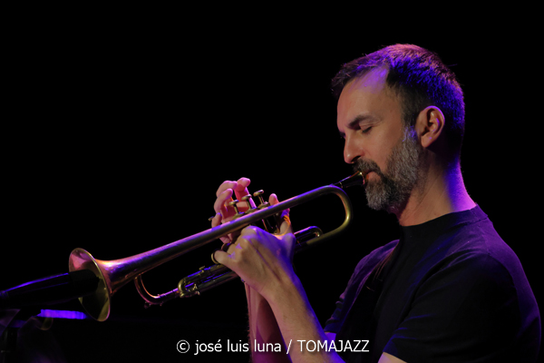 Louis Sclavis Quintet: India (61 Jazzaldia 2026. Donosti. 2026-07-26) Por José Luis Luna Rocafort [INSTANTZZ AKA Galería fotográfica AKA Fotoblog de jazz, impro… y algo más] - Tomajazz - Louis Sclavis Quintet: India actuó en el 61 Jazzaldia 2026. José Luis Luna Rocafort lo retrata en INSTANTZZ. Con Louis Sclavis, Sarah Murcia, Benjamin Moussay, Olivier Laisney, Christophe Lavergne