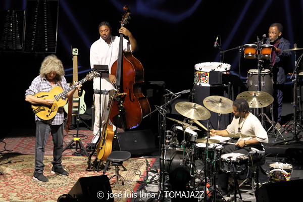 Pat Metheny Side-Eye III+ (61 Jazzaldia 2026. Donosti. 2026-07-25) Por José Luis Luna Rocafort [INSTANTZZ AKA Galería fotográfica AKA Fotoblog de jazz, impro… y algo más] - Tomajazz - Pat Metheny Side-Eye III+ actuó en el 61 Jazzaldia 2026. José Luis Luna Rocafort lo retrata en INSTANTZZ. Con Pat Metheny, Chris Fishman, Joe Dyson, Jermaine Paul, Leonard Patton