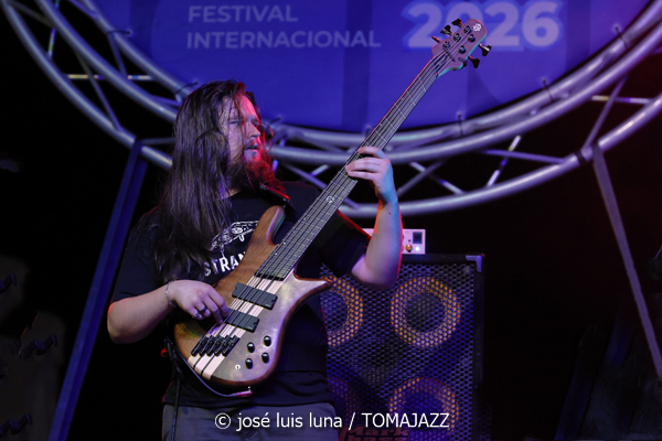 L.A.B. Trio (38 Eivissa Jazz Festival. 2026-09-03) Por José Luis Luna Rocafort [INSTANTZZ AKA Galería fotográfica AKA Fotoblog de jazz, impro… y algo más] - Tomajazz - L.A.B. Trio actuó en el 38 Eivissa Jazz Festival como ganador del Concurso de Grupos del Festival de Jazz de Getxo. José Luis Luna Rocafort lo retrata en INSTANTZZ. L.A.B. Trio son Leela Faude, Alexandre Barthalay, Barnabás Miháy