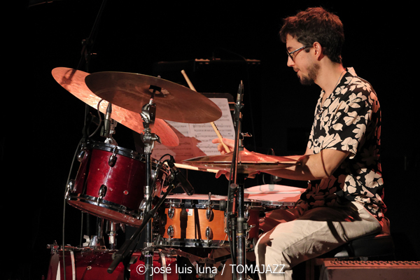 Víctor Antón Cuarteto (XII JazzEñe 2026. Teatro Victoria Eugenia, Donostia - San Sebastián. 2026-07-25) Por José Luis Luna Rocafort [INSTANTZZ AKA Galería fotográfica AKA Fotoblog de jazz, impro… y algo más] - Tomajazz - La propuesta Víctor Antón Cuarteto fue una de las seleccionadas en el XII JazzEñe 2026, que se celebró en julio de 2025 en Donosti. José Luis Luna Rocafort lo retrata en INSTANTZZ. Con Víctor Antón, Daniel Juárez, Darío Guibert, Rodrigo Ballesteros