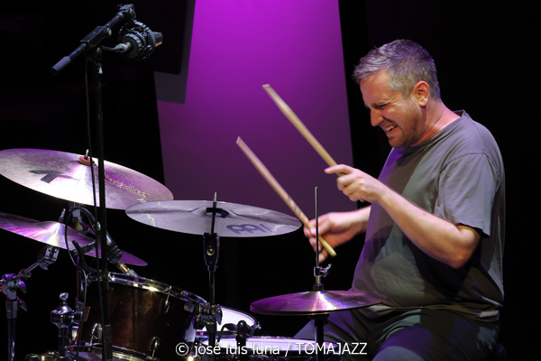 Riley Mulherkar (49 Festival de Jazz de Vitoria-Gasteiz 2026. 2026-07-17) Por José Luis Luna Rocafort [INSTANTZZ AKA Galería fotográfica AKA Fotoblog de jazz, impro… y algo más] - Tomajazz - Riley Mulherkar actuó en el 49 Festival de Jazz de Vitoria-Gasteiz 2026. José Luis Luna Rocafort lo retrata en INSTANTZZ. Con Riley Mulherkar, Barry Stephenson, Chris Pattishall, Jason Burger
