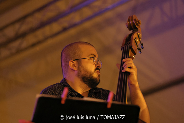 Edu Cabello Quartet: El Bosque (49 Festival de Jazz de Vitoria-Gasteiz 2026. 2026-07-12) Por José Luis Luna Rocafort [INSTANTZZ AKA Galería fotográfica AKA Fotoblog de jazz, impro… y algo más] - Tomajazz - Edu Cabello Quartet: El Bosque actuó en el 49 Festival de Jazz de Vitoria-Gasteiz 2026. José Luis Luna Rocafort lo retrata en INSTANTZZ. Con Edu Cabello, Eddie Majía, Manuel Luque, Ken Ychicawa, Gabriel Basin
