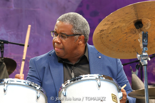 Charles Tolliver Africa/Brass Celebrating Coltrane's Centennial (61 Jazzaldia 2026. Donosti. 2026-07-25) Por José Luis Luna Rocafort [INSTANTZZ AKA Galería fotográfica AKA Fotoblog de jazz, impro… y algo más] - Tomajazz - Charles Tolliver Africa/Brass Celebrating Coltrane's Centennial actuó en el 61 Jazzaldia 2026 en San Sebastián. José Luis Luna Rocafort lo retrata en INSTANTZZ. Con Charles Tolliver, Camille Thurman, Darrell Green, Antonio Faraò, Chris Dahlgren, Eneko Dieguez, Miguel Velasco, Antonio Lozano, Pedro Mullor Boix, Ariadna Alcober Lizana, Alba Castellanos Fernández, Galder Oneca Fuentes, Nicolás Chasco, Alessio Lubrano, Ander Caro, Asier Iturbe, Aníbal Andrés, Aránzazu Rodríguez