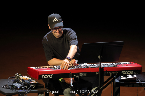 El Gran Ra (XII JazzEñe 2026. Teatro Victoria Eugenia, Donostia - San Sebastián. 2026-07-24) Por José Luis Luna Rocafort [INSTANTZZ AKA Galería fotográfica AKA Fotoblog de jazz, impro… y algo más] - Tomajazz - El Gran Ra actuó en el XII JazzEñe 2026 en San Sebastián. José Luis Luna Rocafort lo retrata en INSTANTZZ. Con Raúl Márquez, David Sancho, Fran Gayo