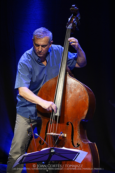 Claude Tchamitchian 5t «Unsung Heroes» (Les Émouvantes / CPBM, 2026-09-11 / Marseille -France-) [04] Por Joan Cortès [INSTANTZZ AKA Galería fotográfica AKA Fotoblog de jazz, impro… y algo más] - Tomajazz - Claude Tchamitchian 5t «Unsung Heroes» participó en Les Émouvantes en Marsella, Francia, el 11 de septiembre de 2026. Joan Cortès lo retrata en INSTANTZZ. Con Claude Tchamitchian, Sakina Abdou, Matthias Mahler, Fabrice Martínez, Christophe Marguet