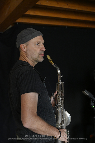 Darrifourcq-Hermia-Ceccaldi (38è Jazzèbre / Maison du Temps Libre, 2026-10-09 / Perpignan -France-) [1] Por Joan Cortès [INSTANTZZ AKA Galería fotográfica AKA Fotoblog de jazz, impro… y algo más] - Tomajazz - Darrifourcq-Hermia-Ceccaldi actuó en el 38è Jazzèbre 2026 en Perpignan -France-, el 9 de octubre de 2026. Joan Cortès lo retrata en INSTANTZZ. Con Sylvain Darrifourcq, Manuel Hermia, Valentin Ceccaldi 