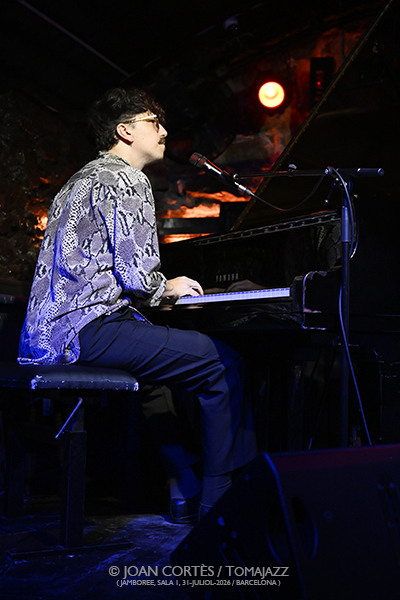 Hernán Jacinto “Gardel” (Jamboree, 2026-07-31 / Barcelona) Por Joan Cortès [INSTANTZZ AKA Galería fotográfica AKA Fotoblog de jazz, impro… y algo más] - Tomajazz - Hernán Jacinto “Gardel” actuó en Jamboree, Barcelona, el 31 de julio de 2026. Joan Cortès lo retrata en INSTANTZZ