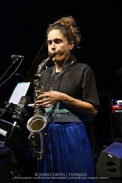 Léa Ciechelski 5t «Franges» (Les Émouvantes / CPBM, 2026-09-10 / Marseille) [02] Por Joan Cortès [INSTANTZZ AKA Galería fotográfica AKA Fotoblog de jazz, impro… y algo más] - Tomajazz - Léa Ciechelski 5t «Franges» actuó en Les Émouvantes 2026. Joan Cortès lo retrata en INSTANTZZ. Con