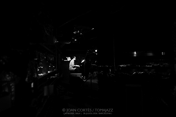 Sergi Sirvent “Aware” (Jamboree, 2026-07-28 / Barcelona) Por Joan Cortès [INSTANTZZ AKA Galería fotográfica AKA Fotoblog de jazz, impro… y algo más] - Tomajazz - Sergi Sirvent “Aware” actuó en Jamboree, Barcelona, el 28 de julio de 2026. Joan Cortès lo retrata en INSTANTZZ. Con