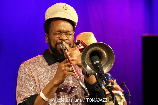 Sun Ra Arkestra (49 Festival de Jazz de Vitoria-Gasteiz 2026. 2026-07-16) Por José Luis Luna Rocafort [INSTANTZZ AKA Galería fotográfica AKA Fotoblog de jazz, impro… y algo más] - Tomajazz - Sun Ra Arkestra actuó en el 49 Festival de Jazz de Vitoria-Gasteiz 2026. José Luis Luna Rocafort lo retrata en INSTANTZZ. Sun Ra Arkestra son Tara Middleton, Knoel Scott, Chris Hemingway, James Stewart, Alex Harding, Michael Ray, Cecil Brooks, Andrae Murchison, Vicent Chancey, Lafayette Gilchrist, Stephen Killion, Carl Le Blanc, George Gary, Elson Nascimento, Jose Da Silva
