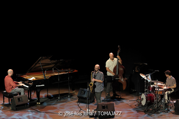 Daniel Juárez Quartet: Reflexividad (XII JazzEñe 2026. Teatro Victoria Eugenia, Donostia - San Sebastián. 2026-07-25) Por José Luis Luna Rocafort [INSTANTZZ AKA Galería fotográfica AKA Fotoblog de jazz, impro… y algo más] - Tomajazz - Daniel Juárez Quartet: Reflexividad actuó en el XII JazzEñe 2026 que se celebró en el Teatro Victoria Eugenia de Donostia - San Sebastián, el 25 de julio de 2026. José Luis Luna Rocafort lo retrata en INSTANTZZ. Con Daniel Juárez, Xan Campos, Darío Guibert, Rodrigo Ballesteros