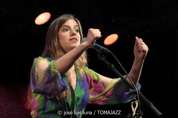 Magalí Sare & Manel Fortià (49 Festival de Jazz de Vitoria-Gasteiz 2026. 2026-07-17) Por José Luis Luna Rocafort [INSTANTZZ AKA Galería fotográfica AKA Fotoblog de jazz, impro… y algo más] - Tomajazz - Magalí Sare & Manel Fortià actuaron en el 49 Festival de Jazz de Vitoria-Gasteiz 2026. 2026-07-17) Por José Luis Luna Rocafort [INSTANTZZ