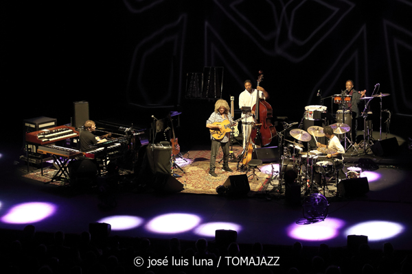 Pat Metheny Side-Eye III+ (61 Jazzaldia 2026. Donosti. 2026-07-25) Por José Luis Luna Rocafort [INSTANTZZ AKA Galería fotográfica AKA Fotoblog de jazz, impro… y algo más] - Tomajazz - Pat Metheny Side-Eye III+ actuó en el 61 Jazzaldia 2026. José Luis Luna Rocafort lo retrata en INSTANTZZ. Con Pat Metheny, Chris Fishman, Joe Dyson, Jermaine Paul, Leonard Patton