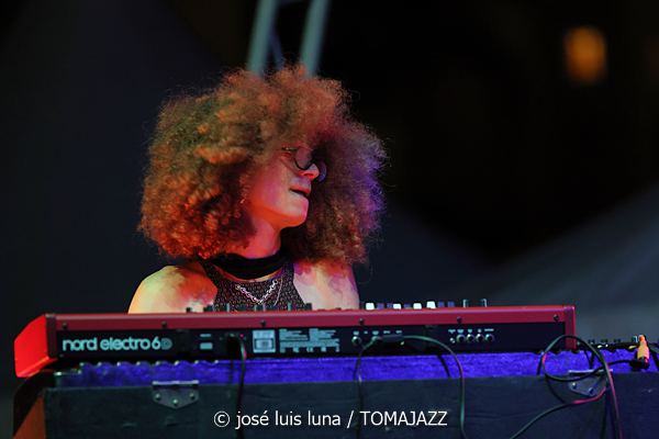 L.A.B. Trio (38 Eivissa Jazz Festival. 2026-09-03) Por José Luis Luna Rocafort [INSTANTZZ AKA Galería fotográfica AKA Fotoblog de jazz, impro… y algo más] - Tomajazz - L.A.B. Trio actuó en el 38 Eivissa Jazz Festival como ganador del Concurso de Grupos del Festival de Jazz de Getxo. José Luis Luna Rocafort lo retrata en INSTANTZZ. L.A.B. Trio son Leela Faude, Alexandre Barthalay, Barnabás Miháy