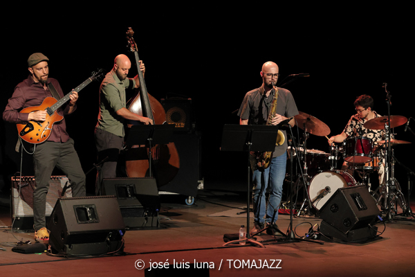 Víctor Antón Cuarteto (XII JazzEñe 2026. Teatro Victoria Eugenia, Donostia - San Sebastián. 2026-07-25) Por José Luis Luna Rocafort [INSTANTZZ AKA Galería fotográfica AKA Fotoblog de jazz, impro… y algo más] - Tomajazz - La propuesta Víctor Antón Cuarteto fue una de las seleccionadas en el XII JazzEñe 2026, que se celebró en julio de 2025 en Donosti. José Luis Luna Rocafort lo retrata en INSTANTZZ. Con Víctor Antón, Daniel Juárez, Darío Guibert, Rodrigo Ballesteros