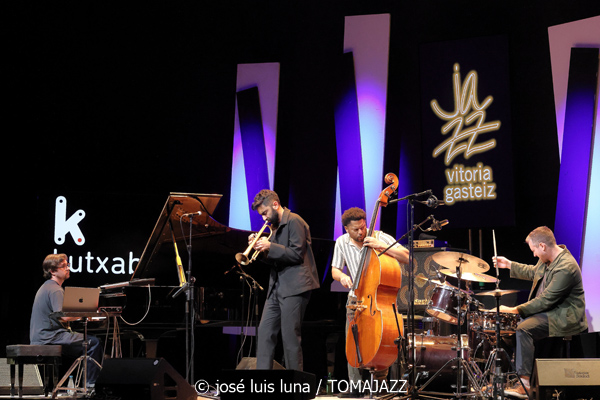 Riley Mulherkar (49 Festival de Jazz de Vitoria-Gasteiz 2026. 2026-07-17) Por José Luis Luna Rocafort [INSTANTZZ AKA Galería fotográfica AKA Fotoblog de jazz, impro… y algo más] - Tomajazz - Riley Mulherkar actuó en el 49 Festival de Jazz de Vitoria-Gasteiz 2026. José Luis Luna Rocafort lo retrata en INSTANTZZ. Con Riley Mulherkar, Barry Stephenson, Chris Pattishall, Jason Burger