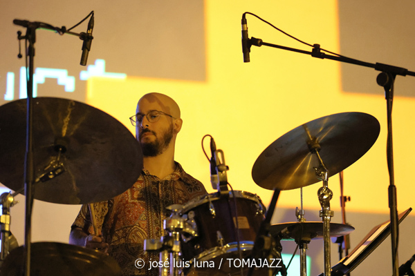 Edu Cabello Quartet: El Bosque (49 Festival de Jazz de Vitoria-Gasteiz 2026. 2026-07-12) Por José Luis Luna Rocafort [INSTANTZZ AKA Galería fotográfica AKA Fotoblog de jazz, impro… y algo más] - Tomajazz - Edu Cabello Quartet: El Bosque actuó en el 49 Festival de Jazz de Vitoria-Gasteiz 2026. José Luis Luna Rocafort lo retrata en INSTANTZZ. Con Edu Cabello, Eddie Majía, Manuel Luque, Ken Ychicawa, Gabriel Basin