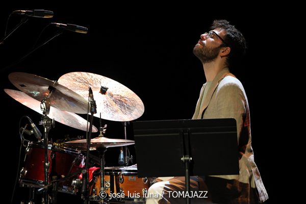 El Gran Ra (XII JazzEñe 2026. Teatro Victoria Eugenia, Donostia - San Sebastián. 2026-07-24) Por José Luis Luna Rocafort [INSTANTZZ AKA Galería fotográfica AKA Fotoblog de jazz, impro… y algo más] - Tomajazz - El Gran Ra actuó en el XII JazzEñe 2026 en San Sebastián. José Luis Luna Rocafort lo retrata en INSTANTZZ. Con Raúl Márquez, David Sancho, Fran Gayo