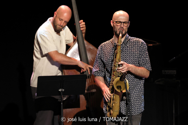 Daniel Juárez Quartet: Reflexividad (XII JazzEñe 2026. Teatro Victoria Eugenia, Donostia - San Sebastián. 2026-07-25) Por José Luis Luna Rocafort [INSTANTZZ AKA Galería fotográfica AKA Fotoblog de jazz, impro… y algo más] - Tomajazz - Daniel Juárez Quartet: Reflexividad actuó en el XII JazzEñe 2026 que se celebró en el Teatro Victoria Eugenia de Donostia - San Sebastián, el 25 de julio de 2026. José Luis Luna Rocafort lo retrata en INSTANTZZ. Con Daniel Juárez, Xan Campos, Darío Guibert, Rodrigo Ballesteros