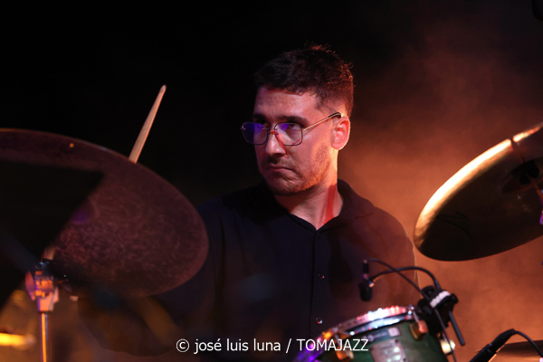 Antoni Marí Sextet (38 Eivissa Jazz Festival. 2026-09-04) Por José Luis Luna Rocafort [INSTANTZZ AKA Galería fotográfica AKA Fotoblog de jazz, impro… y algo más] - Tomajazz - Antoni Marí Sextet actuó en el 38 Eivissa Jazz Festival 2026. José Luis Luna Rocafort lo retrata en INSTANTZZ. Con Antoni Marí, Oriol Vallés, Gabriel Amargant, Guillaume Coulbois, Ot Granados, Rubén Bueno