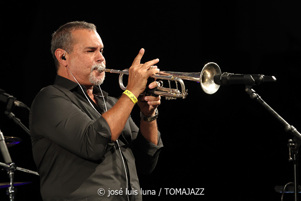 Rubén Blades con Roberto Delgado Big Band (49 Festival de Jazz de Vitoria-Gasteiz 2026. 2026-07-17) Por José Luis Luna Rocafort [INSTANTZZ AKA Galería fotográfica AKA Fotoblog de jazz, impro… y algo más] - Tomajazz - Rubén Blades con Roberto Delgado Big Band actuó en el 49 Festival de Jazz de Vitoria-Gasteiz 2026. José Luis Luna Rocafort lo retrata en INSTANTZZ. Con Rubén Blades, Roberto Delgado, Iván Navarro, Luis Carlos Pérez, Carlos Agrazal, Miguel Arau, Carlos Ubarte, Alejandro Castillo, Emaus Montero, Juan Carlos López, Roberto Ruiz, Avenicio Núñez, Francisco Delvecchio, Higinio Flores, Idígoras Bethancourt, Juan Berna, Luis E. Becerra, Ademir Berrocal, Raúl Rivera, José Ramón Guerra, Daniel Jiménez-Bloise
