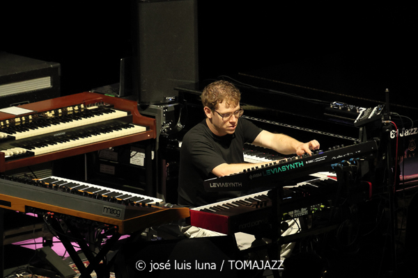 Pat Metheny Side-Eye III+ (61 Jazzaldia 2026. Donosti. 2026-07-25) Por José Luis Luna Rocafort [INSTANTZZ AKA Galería fotográfica AKA Fotoblog de jazz, impro… y algo más] - Tomajazz - Pat Metheny Side-Eye III+ actuó en el 61 Jazzaldia 2026. José Luis Luna Rocafort lo retrata en INSTANTZZ. Con Pat Metheny, Chris Fishman, Joe Dyson, Jermaine Paul, Leonard Patton