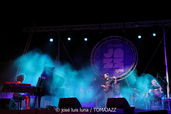 L.A.B. Trio (38 Eivissa Jazz Festival. 2026-09-03) Por José Luis Luna Rocafort [INSTANTZZ AKA Galería fotográfica AKA Fotoblog de jazz, impro… y algo más] - Tomajazz - L.A.B. Trio actuó en el 38 Eivissa Jazz Festival como ganador del Concurso de Grupos del Festival de Jazz de Getxo. José Luis Luna Rocafort lo retrata en INSTANTZZ. L.A.B. Trio son Leela Faude, Alexandre Barthalay, Barnabás Miháy