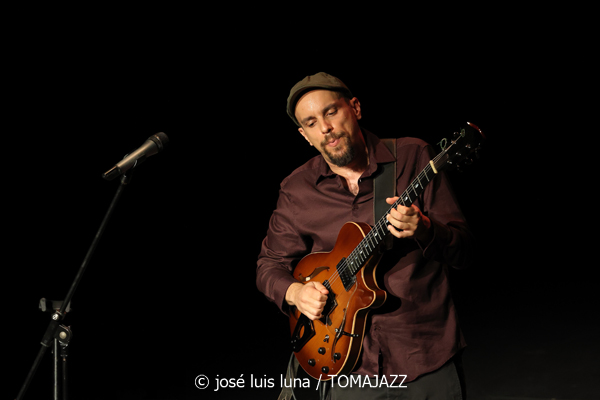 Víctor Antón Cuarteto (XII JazzEñe 2026. Teatro Victoria Eugenia, Donostia - San Sebastián. 2026-07-25) Por José Luis Luna Rocafort [INSTANTZZ AKA Galería fotográfica AKA Fotoblog de jazz, impro… y algo más] - Tomajazz - La propuesta Víctor Antón Cuarteto fue una de las seleccionadas en el XII JazzEñe 2026, que se celebró en julio de 2025 en Donosti. José Luis Luna Rocafort lo retrata en INSTANTZZ. Con Víctor Antón, Daniel Juárez, Darío Guibert, Rodrigo Ballesteros