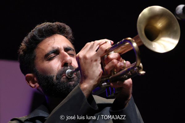 Riley Mulherkar (49 Festival de Jazz de Vitoria-Gasteiz 2026. 2026-07-17) Por José Luis Luna Rocafort [INSTANTZZ AKA Galería fotográfica AKA Fotoblog de jazz, impro… y algo más] - Tomajazz - Riley Mulherkar actuó en el 49 Festival de Jazz de Vitoria-Gasteiz 2026. José Luis Luna Rocafort lo retrata en INSTANTZZ. Con Riley Mulherkar, Barry Stephenson, Chris Pattishall, Jason Burger