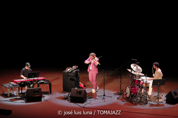 El Gran Ra (XII JazzEñe 2026. Teatro Victoria Eugenia, Donostia - San Sebastián. 2026-07-24) Por José Luis Luna Rocafort [INSTANTZZ AKA Galería fotográfica AKA Fotoblog de jazz, impro… y algo más] - Tomajazz - El Gran Ra actuó en el XII JazzEñe 2026 en San Sebastián. José Luis Luna Rocafort lo retrata en INSTANTZZ. Con Raúl Márquez, David Sancho, Fran Gayo