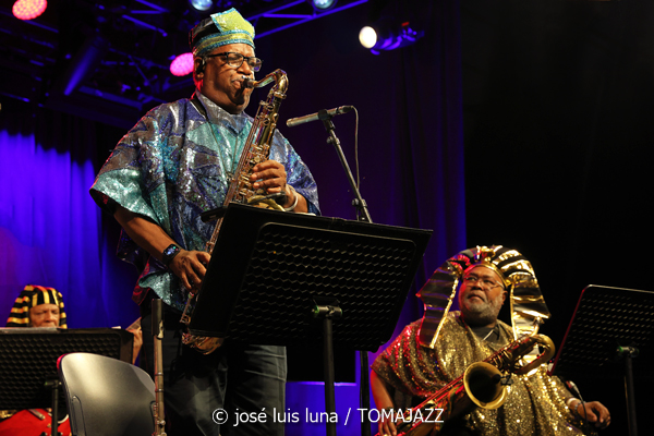 Sun Ra Arkestra (49 Festival de Jazz de Vitoria-Gasteiz 2026. 2026-07-16) Por José Luis Luna Rocafort [INSTANTZZ AKA Galería fotográfica AKA Fotoblog de jazz, impro… y algo más] - Tomajazz - Sun Ra Arkestra actuó en el 49 Festival de Jazz de Vitoria-Gasteiz 2026. José Luis Luna Rocafort lo retrata en INSTANTZZ. Sun Ra Arkestra son Tara Middleton, Knoel Scott, Chris Hemingway, James Stewart, Alex Harding, Michael Ray, Cecil Brooks, Andrae Murchison, Vicent Chancey, Lafayette Gilchrist, Stephen Killion, Carl Le Blanc, George Gary, Elson Nascimento, Jose Da Silva
