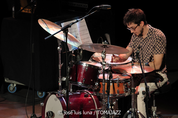 Daniel Juárez Quartet: Reflexividad (XII JazzEñe 2026. Teatro Victoria Eugenia, Donostia - San Sebastián. 2026-07-25) Por José Luis Luna Rocafort [INSTANTZZ AKA Galería fotográfica AKA Fotoblog de jazz, impro… y algo más] - Tomajazz - Daniel Juárez Quartet: Reflexividad actuó en el XII JazzEñe 2026 que se celebró en el Teatro Victoria Eugenia de Donostia - San Sebastián, el 25 de julio de 2026. José Luis Luna Rocafort lo retrata en INSTANTZZ. Con Daniel Juárez, Xan Campos, Darío Guibert, Rodrigo Ballesteros