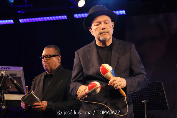 Rubén Blades con Roberto Delgado Big Band (49 Festival de Jazz de Vitoria-Gasteiz 2026. 2026-07-17) Por José Luis Luna Rocafort [INSTANTZZ AKA Galería fotográfica AKA Fotoblog de jazz, impro… y algo más] - Tomajazz - Rubén Blades con Roberto Delgado Big Band actuó en el 49 Festival de Jazz de Vitoria-Gasteiz 2026. José Luis Luna Rocafort lo retrata en INSTANTZZ. Con Rubén Blades, Roberto Delgado, Iván Navarro, Luis Carlos Pérez, Carlos Agrazal, Miguel Arau, Carlos Ubarte, Alejandro Castillo, Emaus Montero, Juan Carlos López, Roberto Ruiz, Avenicio Núñez, Francisco Delvecchio, Higinio Flores, Idígoras Bethancourt, Juan Berna, Luis E. Becerra, Ademir Berrocal, Raúl Rivera, José Ramón Guerra, Daniel Jiménez-Bloise