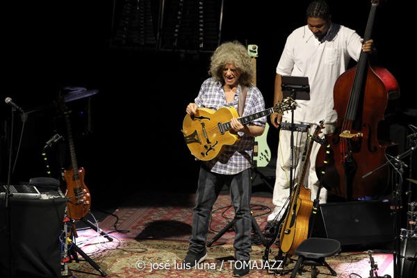 Pat Metheny Side-Eye III+ (61 Jazzaldia 2026. Donosti. 2026-07-25) Por José Luis Luna Rocafort [INSTANTZZ AKA Galería fotográfica AKA Fotoblog de jazz, impro… y algo más] - Tomajazz - Pat Metheny Side-Eye III+ actuó en el 61 Jazzaldia 2026. José Luis Luna Rocafort lo retrata en INSTANTZZ. Con Pat Metheny, Chris Fishman, Joe Dyson, Jermaine Paul, Leonard Patton