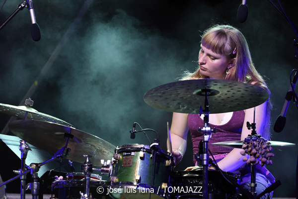 L.A.B. Trio (38 Eivissa Jazz Festival. 2026-09-03) Por José Luis Luna Rocafort [INSTANTZZ AKA Galería fotográfica AKA Fotoblog de jazz, impro… y algo más] - Tomajazz - L.A.B. Trio actuó en el 38 Eivissa Jazz Festival como ganador del Concurso de Grupos del Festival de Jazz de Getxo. José Luis Luna Rocafort lo retrata en INSTANTZZ. L.A.B. Trio son Leela Faude, Alexandre Barthalay, Barnabás Miháy