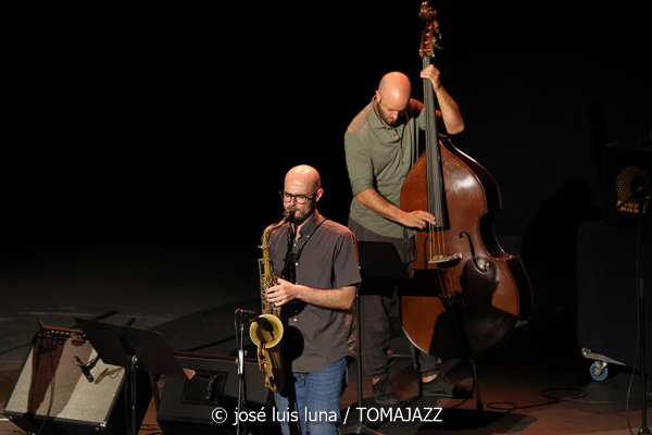 Víctor Antón Cuarteto (XII JazzEñe 2026. Teatro Victoria Eugenia, Donostia - San Sebastián. 2026-07-25) Por José Luis Luna Rocafort [INSTANTZZ AKA Galería fotográfica AKA Fotoblog de jazz, impro… y algo más] - Tomajazz - La propuesta Víctor Antón Cuarteto fue una de las seleccionadas en el XII JazzEñe 2026, que se celebró en julio de 2025 en Donosti. José Luis Luna Rocafort lo retrata en INSTANTZZ. Con Víctor Antón, Daniel Juárez, Darío Guibert, Rodrigo Ballesteros