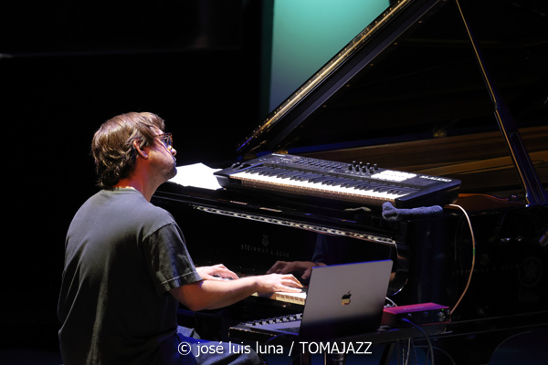 Riley Mulherkar (49 Festival de Jazz de Vitoria-Gasteiz 2026. 2026-07-17) Por José Luis Luna Rocafort [INSTANTZZ AKA Galería fotográfica AKA Fotoblog de jazz, impro… y algo más] - Tomajazz - Riley Mulherkar actuó en el 49 Festival de Jazz de Vitoria-Gasteiz 2026. José Luis Luna Rocafort lo retrata en INSTANTZZ. Con Riley Mulherkar, Barry Stephenson, Chris Pattishall, Jason Burger