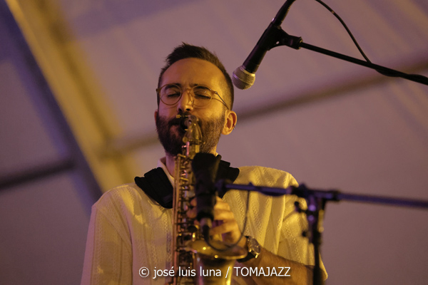 Edu Cabello Quartet: El Bosque (49 Festival de Jazz de Vitoria-Gasteiz 2026. 2026-07-12) Por José Luis Luna Rocafort [INSTANTZZ AKA Galería fotográfica AKA Fotoblog de jazz, impro… y algo más] - Tomajazz - Edu Cabello Quartet: El Bosque actuó en el 49 Festival de Jazz de Vitoria-Gasteiz 2026. José Luis Luna Rocafort lo retrata en INSTANTZZ. Con Edu Cabello, Eddie Majía, Manuel Luque, Ken Ychicawa, Gabriel Basin