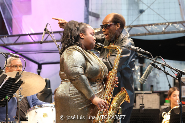 Charles Tolliver Africa/Brass Celebrating Coltrane's Centennial (61 Jazzaldia 2026. Donosti. 2026-07-25) Por José Luis Luna Rocafort [INSTANTZZ AKA Galería fotográfica AKA Fotoblog de jazz, impro… y algo más] - Tomajazz - Charles Tolliver Africa/Brass Celebrating Coltrane's Centennial actuó en el 61 Jazzaldia 2026 en San Sebastián. José Luis Luna Rocafort lo retrata en INSTANTZZ. Con Charles Tolliver, Camille Thurman, Darrell Green, Antonio Faraò, Chris Dahlgren, Eneko Dieguez, Miguel Velasco, Antonio Lozano, Pedro Mullor Boix, Ariadna Alcober Lizana, Alba Castellanos Fernández, Galder Oneca Fuentes, Nicolás Chasco, Alessio Lubrano, Ander Caro, Asier Iturbe, Aníbal Andrés, Aránzazu Rodríguez