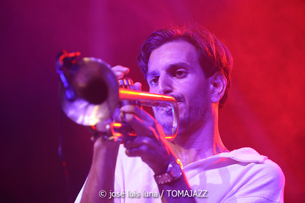 The Illusions & Nathan Haines (38 Eivissa Jazz Festival. 2026-09-03) Por José Luis Luna Rocafort [INSTANTZZ AKA Galería fotográfica AKA Fotoblog de jazz, impro… y algo más] - Tomajazz - The Illusions & Nathan Haines actuaron en el 38 Eivissa Jazz Festival. José Luis Luna Rocafort lo retrata en INSTANTZZ. Participaron Pere Navarro, Franco Botto, Antonio Blakstad, Antoni Marí, Antonio Prosper, Arturo García, Katana McKenzie, Nathan Haines