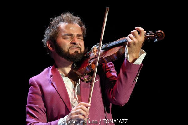 El Gran Ra (XII JazzEñe 2026. Teatro Victoria Eugenia, Donostia - San Sebastián. 2026-07-24) Por José Luis Luna Rocafort [INSTANTZZ AKA Galería fotográfica AKA Fotoblog de jazz, impro… y algo más] - Tomajazz - El Gran Ra actuó en el XII JazzEñe 2026 en San Sebastián. José Luis Luna Rocafort lo retrata en INSTANTZZ. Con Raúl Márquez, David Sancho, Fran Gayo
