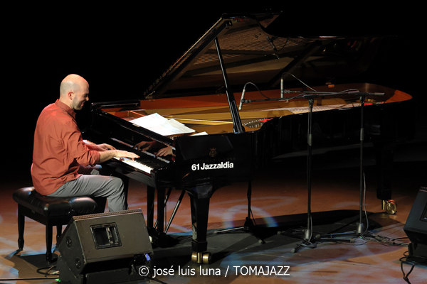 Daniel Juárez Quartet: Reflexividad (XII JazzEñe 2026. Teatro Victoria Eugenia, Donostia - San Sebastián. 2026-07-25) Por José Luis Luna Rocafort [INSTANTZZ AKA Galería fotográfica AKA Fotoblog de jazz, impro… y algo más] - Tomajazz - Daniel Juárez Quartet: Reflexividad actuó en el XII JazzEñe 2026 que se celebró en el Teatro Victoria Eugenia de Donostia - San Sebastián, el 25 de julio de 2026. José Luis Luna Rocafort lo retrata en INSTANTZZ. Con Daniel Juárez, Xan Campos, Darío Guibert, Rodrigo Ballesteros