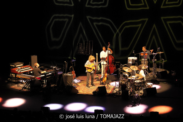 Pat Metheny Side-Eye III+ (61 Jazzaldia 2026. Donosti. 2026-07-25) Por José Luis Luna Rocafort [INSTANTZZ AKA Galería fotográfica AKA Fotoblog de jazz, impro… y algo más] - Tomajazz - Pat Metheny Side-Eye III+ actuó en el 61 Jazzaldia 2026. José Luis Luna Rocafort lo retrata en INSTANTZZ. Con Pat Metheny, Chris Fishman, Joe Dyson, Jermaine Paul, Leonard Patton