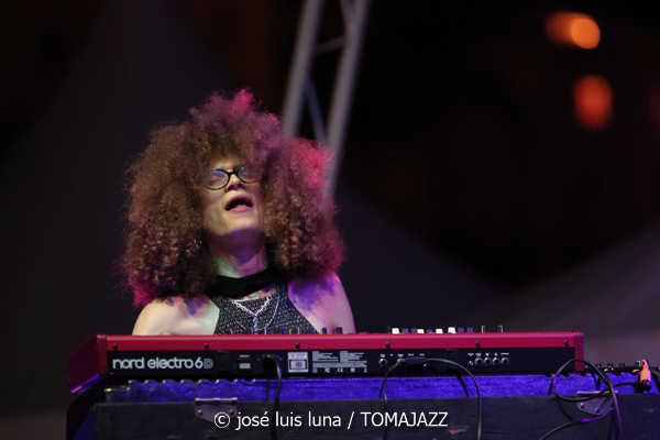 L.A.B. Trio (38 Eivissa Jazz Festival. 2026-09-03) Por José Luis Luna Rocafort [INSTANTZZ AKA Galería fotográfica AKA Fotoblog de jazz, impro… y algo más] - Tomajazz - L.A.B. Trio actuó en el 38 Eivissa Jazz Festival como ganador del Concurso de Grupos del Festival de Jazz de Getxo. José Luis Luna Rocafort lo retrata en INSTANTZZ. L.A.B. Trio son Leela Faude, Alexandre Barthalay, Barnabás Miháy