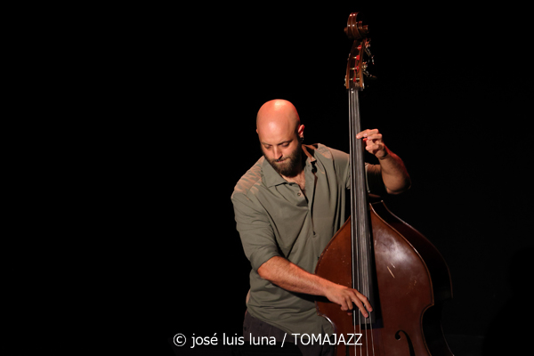Víctor Antón Cuarteto (XII JazzEñe 2026. Teatro Victoria Eugenia, Donostia - San Sebastián. 2026-07-25) Por José Luis Luna Rocafort [INSTANTZZ AKA Galería fotográfica AKA Fotoblog de jazz, impro… y algo más] - Tomajazz - La propuesta Víctor Antón Cuarteto fue una de las seleccionadas en el XII JazzEñe 2026, que se celebró en julio de 2025 en Donosti. José Luis Luna Rocafort lo retrata en INSTANTZZ. Con Víctor Antón, Daniel Juárez, Darío Guibert, Rodrigo Ballesteros