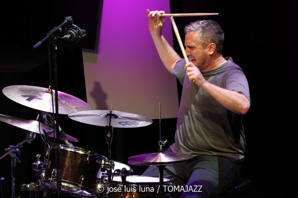 Riley Mulherkar (49 Festival de Jazz de Vitoria-Gasteiz 2026. 2026-07-17) Por José Luis Luna Rocafort [INSTANTZZ AKA Galería fotográfica AKA Fotoblog de jazz, impro… y algo más] - Tomajazz - Riley Mulherkar actuó en el 49 Festival de Jazz de Vitoria-Gasteiz 2026. José Luis Luna Rocafort lo retrata en INSTANTZZ. Con Riley Mulherkar, Barry Stephenson, Chris Pattishall, Jason Burger