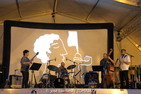 Edu Cabello Quartet: El Bosque (49 Festival de Jazz de Vitoria-Gasteiz 2026. 2026-07-12) Por José Luis Luna Rocafort [INSTANTZZ AKA Galería fotográfica AKA Fotoblog de jazz, impro… y algo más] - Tomajazz - Edu Cabello Quartet: El Bosque actuó en el 49 Festival de Jazz de Vitoria-Gasteiz 2026. José Luis Luna Rocafort lo retrata en INSTANTZZ. Con Edu Cabello, Eddie Majía, Manuel Luque, Ken Ychicawa, Gabriel Basin